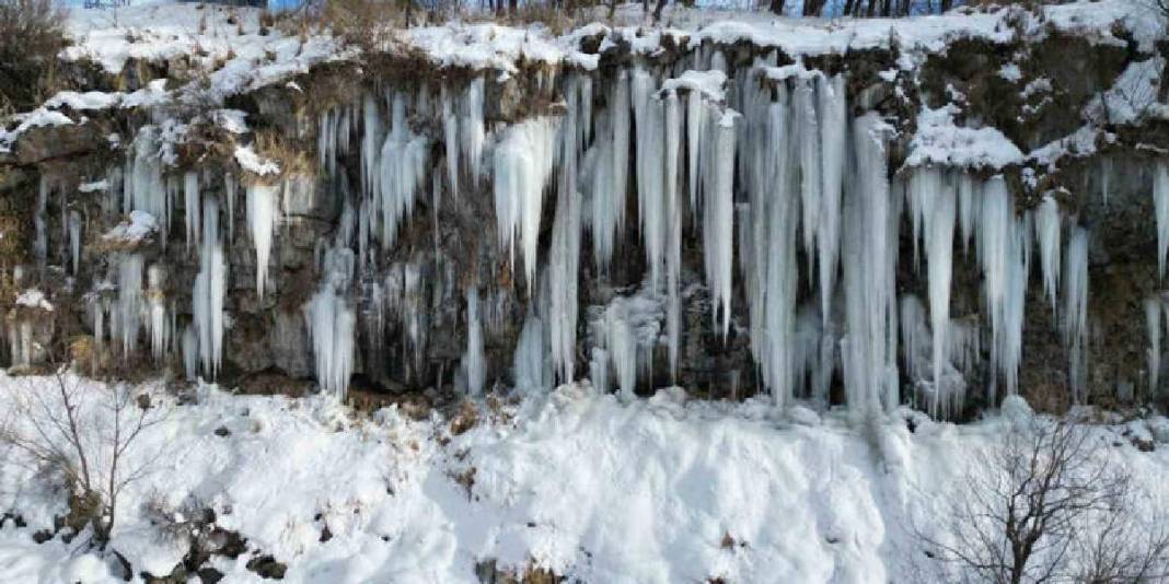 Karın kapattığı yollar açılınca herkes akın etti! Metrelerce buz sarkıtından görsel şölen: Kışın en büyüleyici manzarası 3